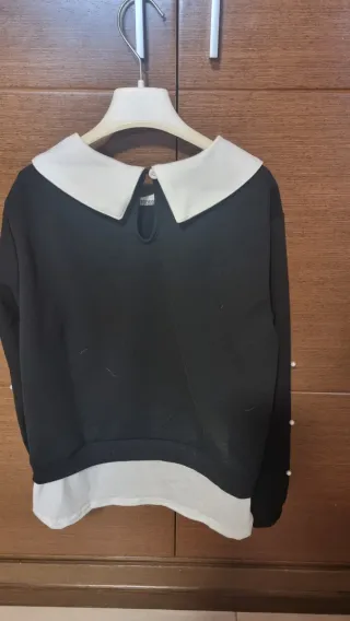 Sudadera negra con camisa y perlas