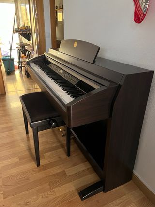 Piano vertical eléctrico Yamaha Clavinova.