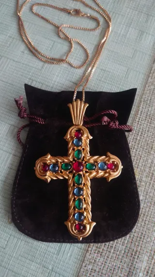 Colgante Cruz Dorada con Cadena Multicolor