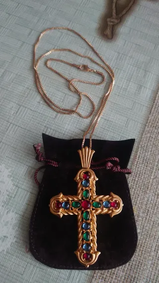 Colgante Cruz Dorada con Cadena Multicolor