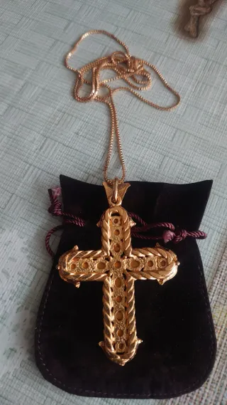 Colgante Cruz Dorada con Cadena Multicolor