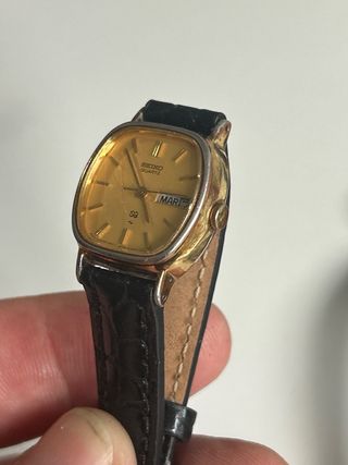 Reloj Seiko Quartz Dorado y Negro