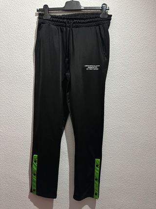 Pantalón chándal negro con botones laterales
