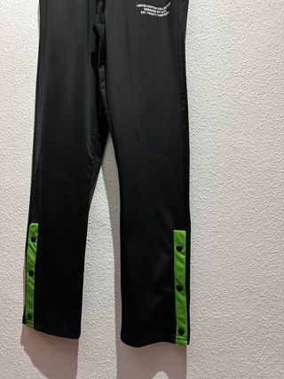 Pantalón chándal negro con botones laterales