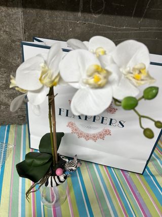 Jarrón de cebra con orquídea artificial