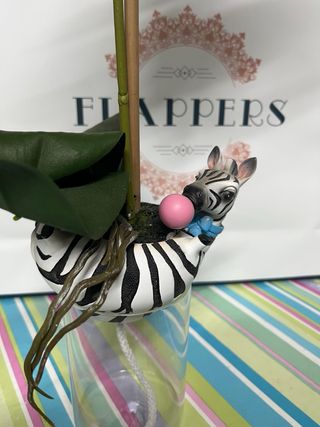 Jarrón de cebra con orquídea artificial