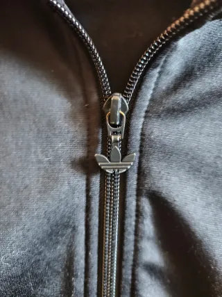 Chaqueta Adidas Negra y Dorada