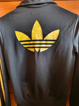 Chaqueta Adidas Negra y Dorada