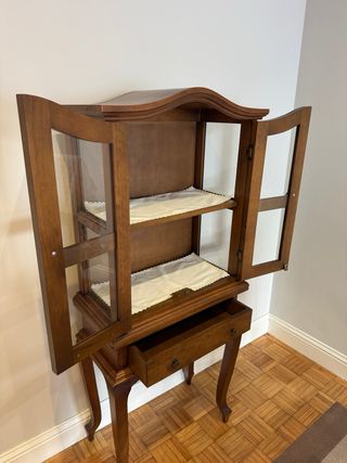 Vitrina pequeña de madera y cristal