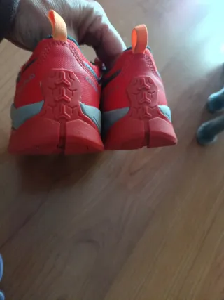 Zapatillas de montaña negras y naranjas.