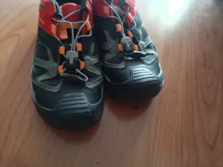 Zapatillas de montaña negras y naranjas.