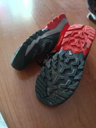 Zapatillas de montaña negras y naranjas.