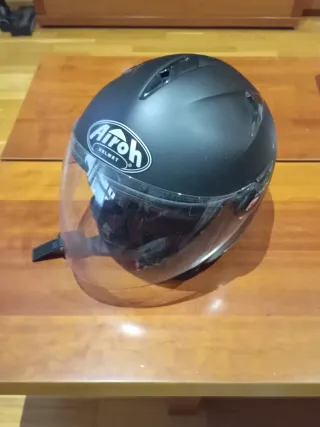 Casco Moto Negro Airoh con visera.