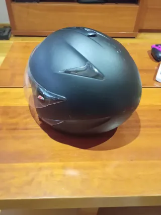 Casco Moto Negro Airoh con visera.