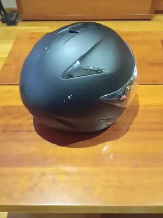 Casco Moto Negro Airoh con visera.