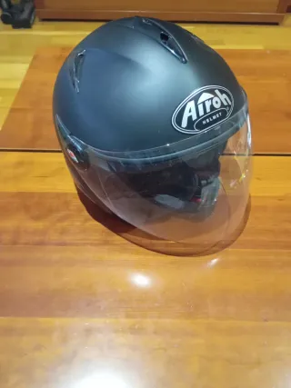 Casco Moto Negro Airoh con visera.