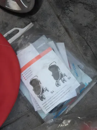 Carro de bebé negro con accesorios