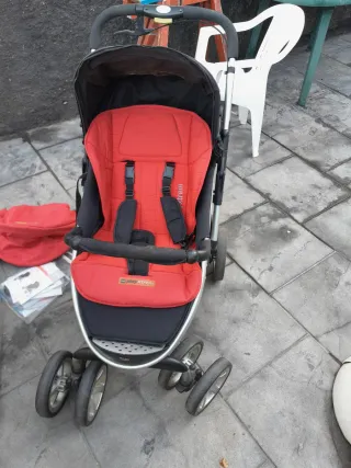 Carro de bebé negro con accesorios