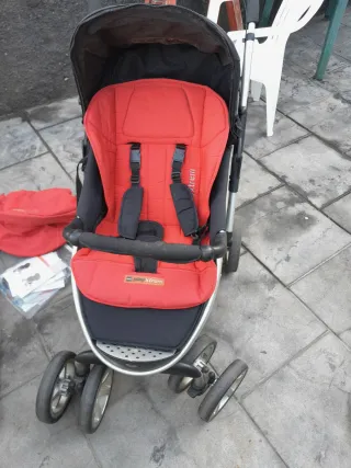 Carro de bebé negro con accesorios