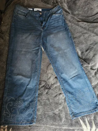 Pantalón vaquero ancho con pedrería