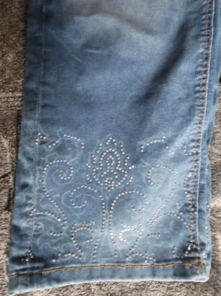 Pantalón vaquero ancho con pedrería