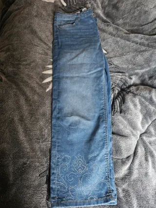 Pantalón vaquero ancho con pedrería