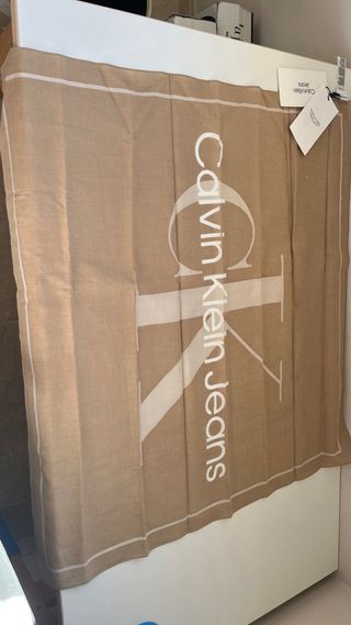 Bonito Fular Calvin Klein Jeans Beige Nuevo