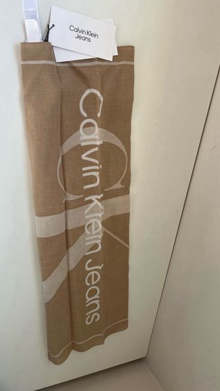 Bonito Fular Calvin Klein Jeans Beige Nuevo