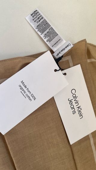 Bonito Fular Calvin Klein Jeans Beige Nuevo