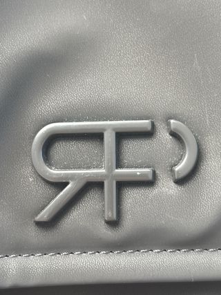 Bolso de hombro gris con logo