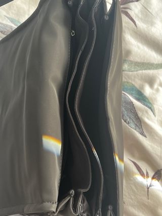 Bolso de hombro gris con logo