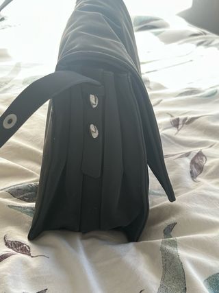 Bolso de hombro gris con logo