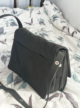 Bolso de hombro gris con logo