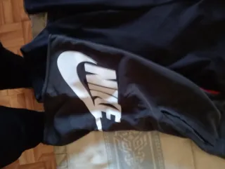 Pantalón corto Nike hombre negro y rojo