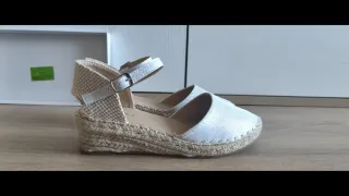 Alpargatas cuña beige y plata