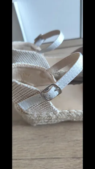 Alpargatas cuña beige y plata