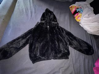 Giacca pelosa con cappuccio