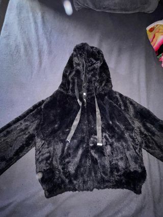 Giacca pelosa con cappuccio