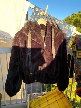 Giacca pelosa con cappuccio