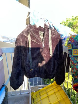 Giacca pelosa con cappuccio