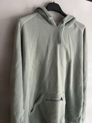 Sudadera verde con capucha y bolsillo