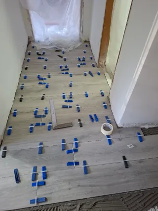 Instalación profesional de suelo sobre suelo