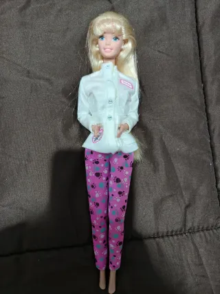 Barbie veterinaria con vestito e pantaloni