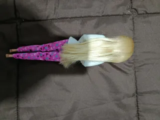 Barbie veterinaria con vestito e pantaloni