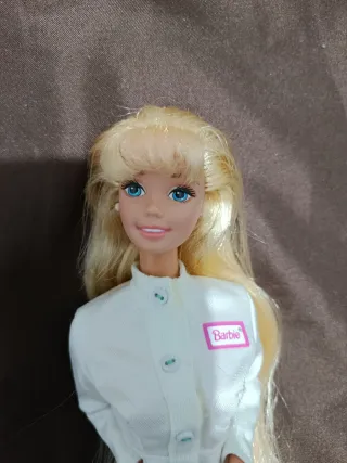 Barbie veterinaria con vestito e pantaloni
