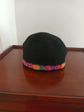Gorra Nepal tradicional negra con banda.