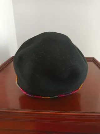 Gorra Nepal tradicional negra con banda.