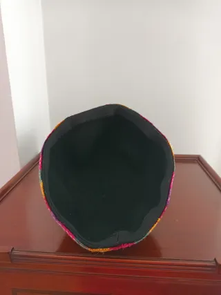 Gorra Nepal tradicional negra con banda.