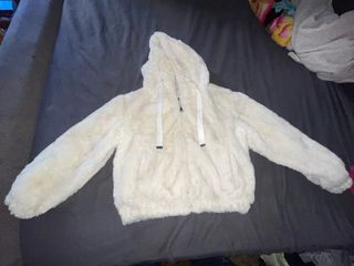 Giacca bianca in pelliccia sintetica con cappuccio