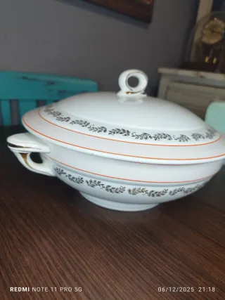 Sopera Francesa Vintage Porcelana Blanca y Dorada